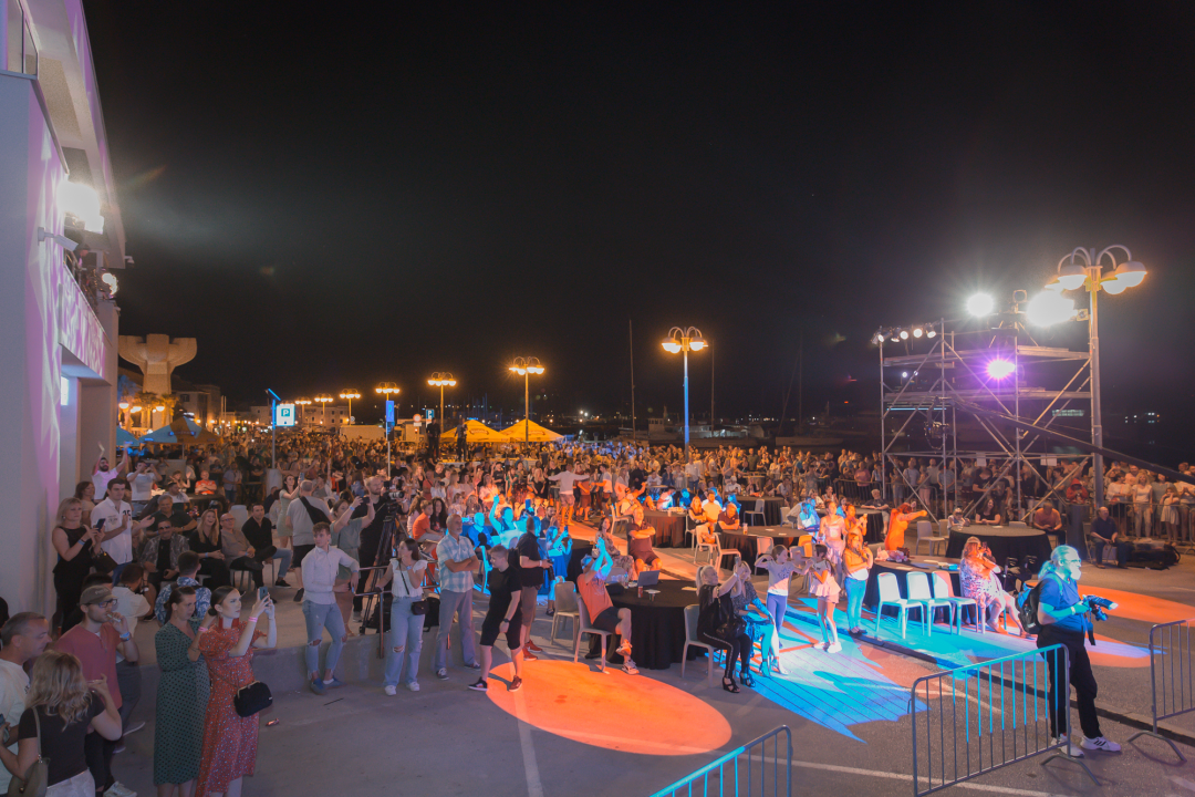 Počelo estradno ludilo u Vodicama: Pogledajte atmosferu prve večeri CMC festivala