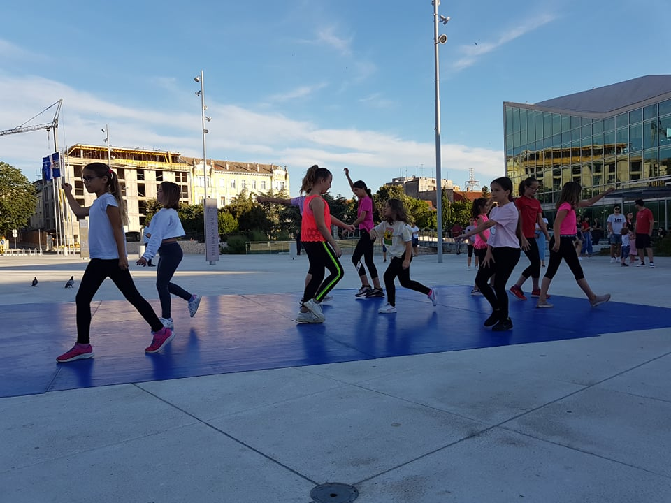 Cure i dečki iz Balansa rasplesali prolaznike na Poljani: 'Nadamo se povratku na staro i treninzima u dvorani'  