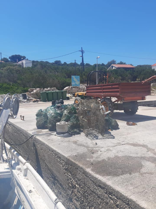 Sve ovo smeće ležalo je na dnu mora: Ronioci iz kaprijske vale izvadili 30 vreća, gume, stare vrše...