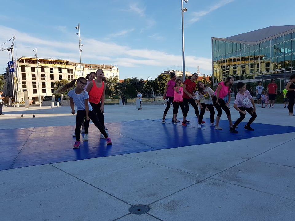 Cure i dečki iz Balansa rasplesali prolaznike na Poljani: 'Nadamo se povratku na staro i treninzima u dvorani'  