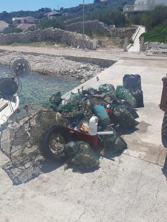 Sve ovo smeće ležalo je na dnu mora: Ronioci iz kaprijske vale izvadili 30 vreća, gume, stare vrše...