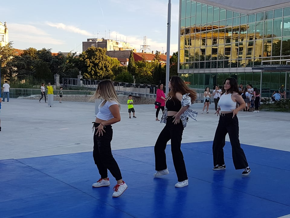 Cure i dečki iz Balansa rasplesali prolaznike na Poljani: 'Nadamo se povratku na staro i treninzima u dvorani'  