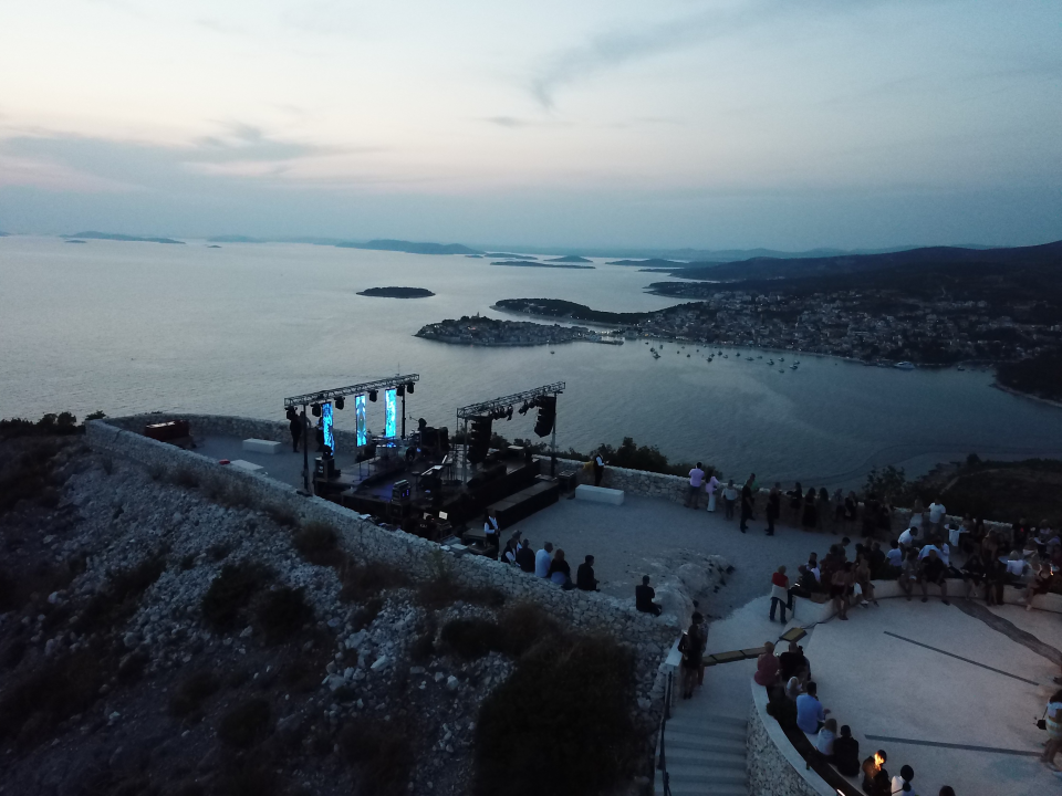 Na primoštenskom brdu Gaj održan koncert 'Tragom Olivera': Pogledajte kako smo se proveli 