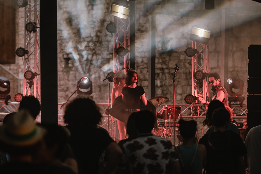 Rock 'n' Roll fešta na tvrđavi sv. Mihovila: Hrpa bendova, odlična glazba i raspoložena publika