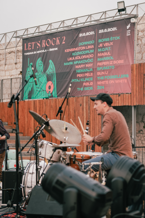 Šibenski bendovi Magul i The Fogsellers rasplesali publiku na drugom danu Let’s Rock festivala na sv. Mihovilu