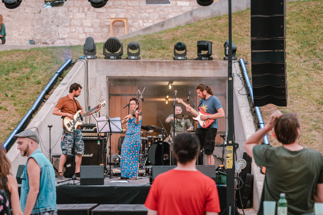 Šibenski bendovi Magul i The Fogsellers rasplesali publiku na drugom danu Let’s Rock festivala na sv. Mihovilu