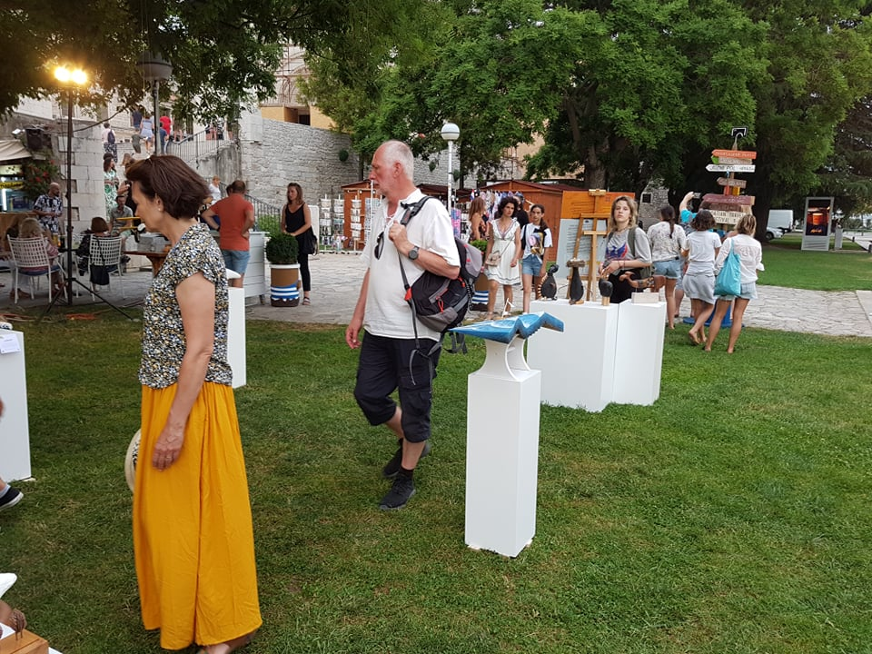 Ispred Azimuta otvorena izložba dvojice kreativaca Lulasa i Grebena: 'Umjetnici nismo, jer su oni svi trknuti, a mi smo baš normalni' 