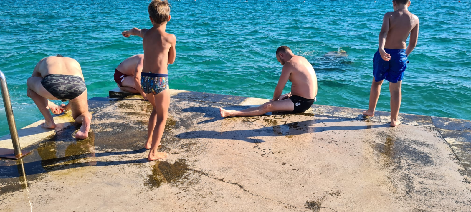 Vikendaši i kabinaši uzeli stvar u svoje ruke: Pokušali odstraniti opasan klizavi sloj s rive ispred kabina