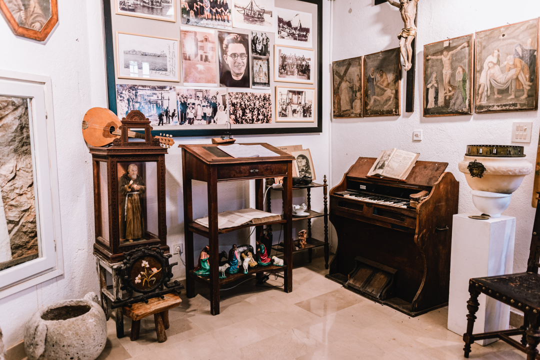 Don Stipe Perkov objavio ‘Razgovore (ne)ugodne puka primoštenskoga’: Riječima su, kao s kamenom, gradili suhozid prošlosti!