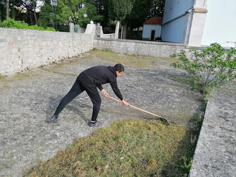 Pričali smo s curama i dečkima iz Šepurine: Od sadnje cvijeća do popravka balotane,  rade sto na sat i odlično ih ide