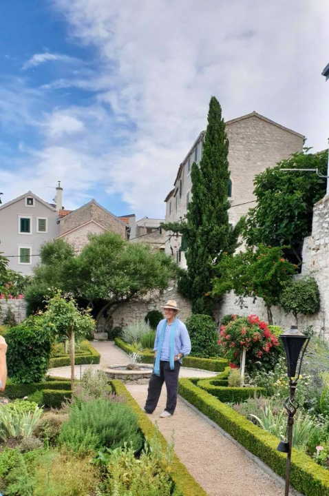Slavni britanski vrtlar Monty Don snimio emisiju o Samostanskom srednjovjekovnom vrtu sv. Lovre u Šibeniku 