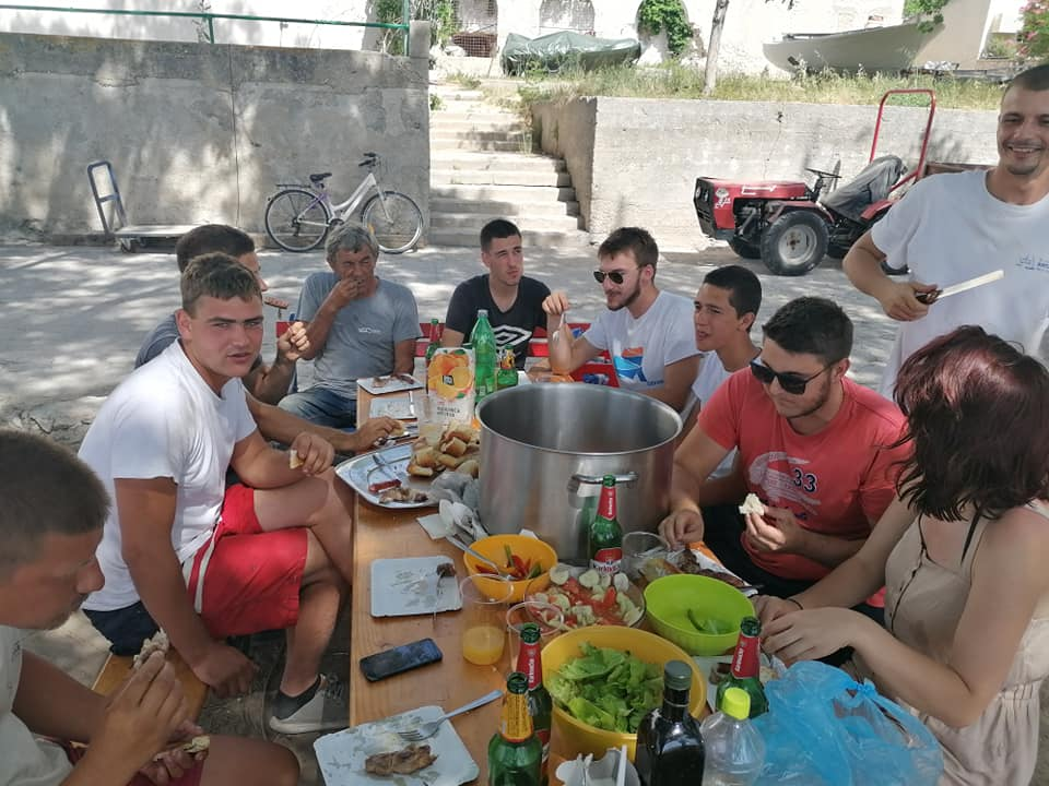 Pričali smo s curama i dečkima iz Šepurine: Od sadnje cvijeća do popravka balotane,  rade sto na sat i odlično ih ide