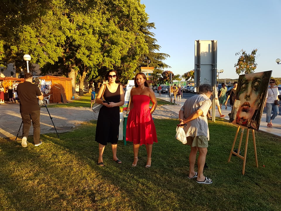 Otvorena treća samostalna izložba Branke Grubić u Azimutu: 'Moje cure govore o slobodi i puštaju glas. Dosta je bilo!' 