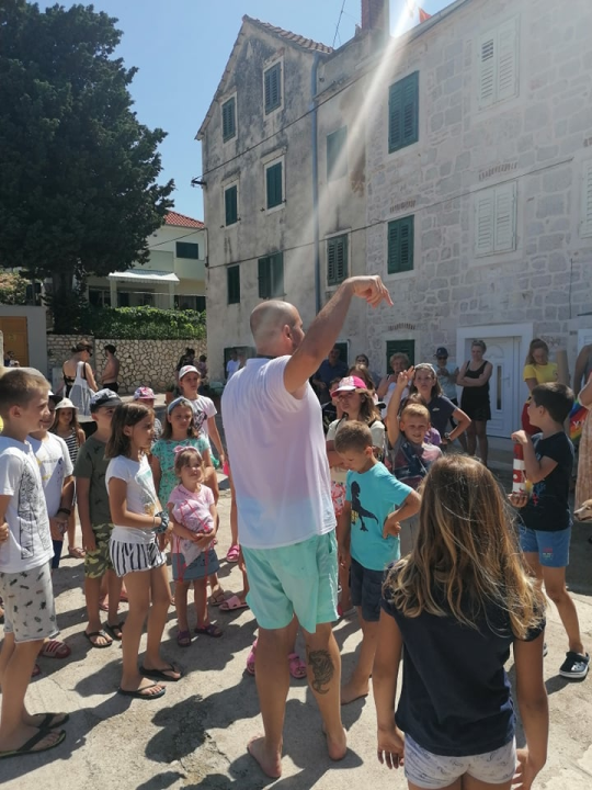 Ribafish dočekan u Prvić Luci: Družio se s djecom i učio ih kako čuvati more