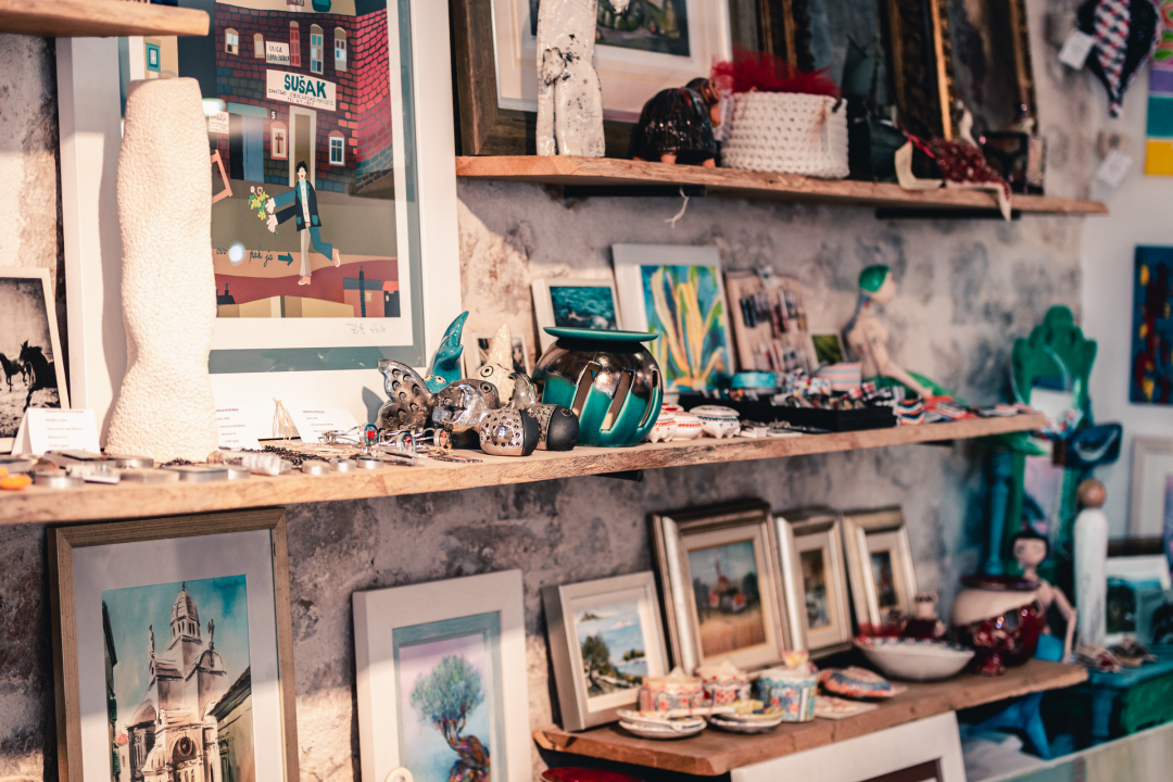 Ljeto u Galeriji Juraj Dalmatinac u znaku veselih riba, bezvremenskog nakita i poznatih umjetnika!