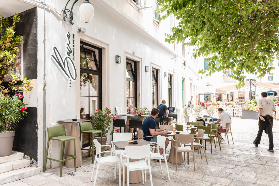Posjetite Bistro Bava u hladu najstarijeg šibenskog stabla i uživajte u genijalnoj hrani i dvadeset vrsta piva