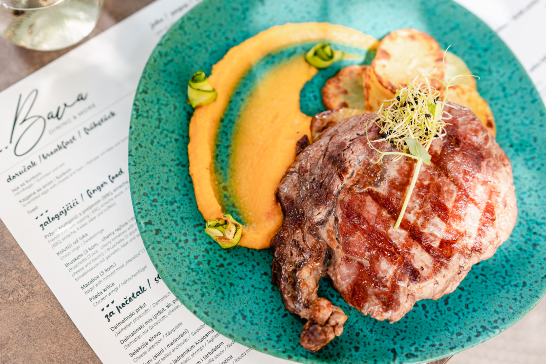 Posjetite Bistro Bava u hladu najstarijeg šibenskog stabla i uživajte u genijalnoj hrani i dvadeset vrsta piva