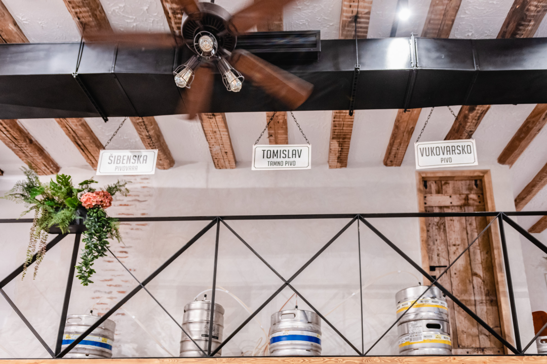 Posjetite Bistro Bava u hladu najstarijeg šibenskog stabla i uživajte u genijalnoj hrani i dvadeset vrsta piva