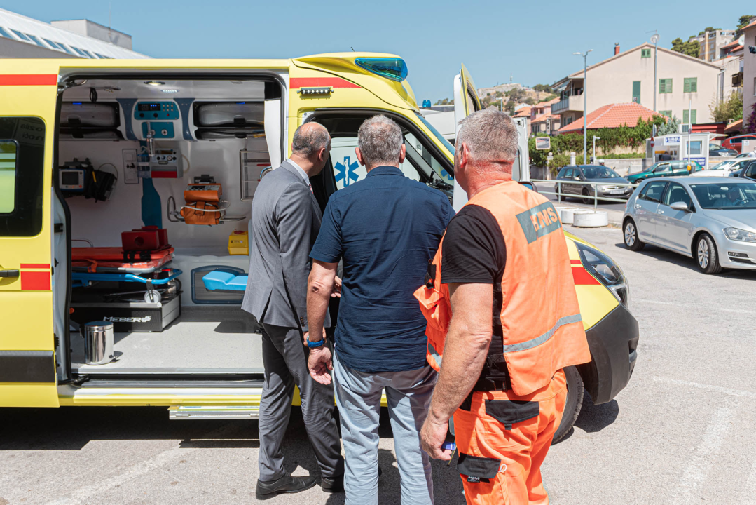 Župan Jelić predao ključeve novog vozila hitne pomoći: S njime će se služiti ispostava u Vodicama  