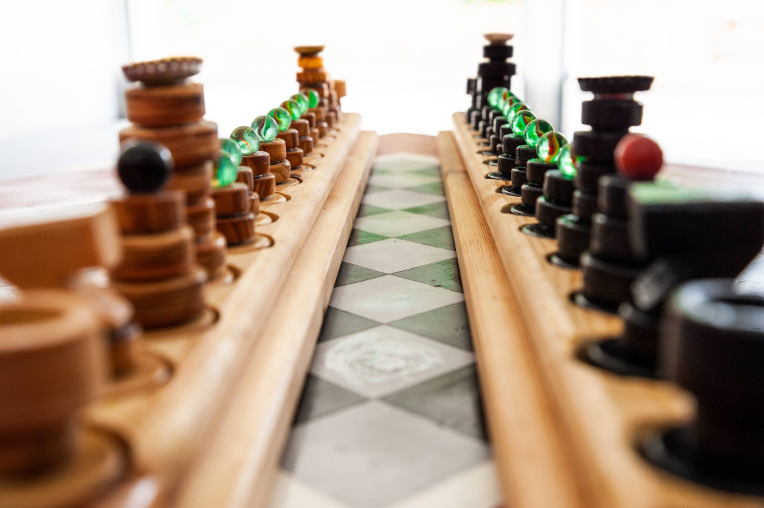 Nikola i Mario svojim rukama izradili figure i ploču pa s mještanima zaigrali uz more