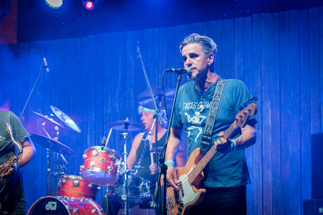 Daleka obala dva i pol sata redala hitove, za bubnjeve sjeo i proslavljeni Roko Ukić