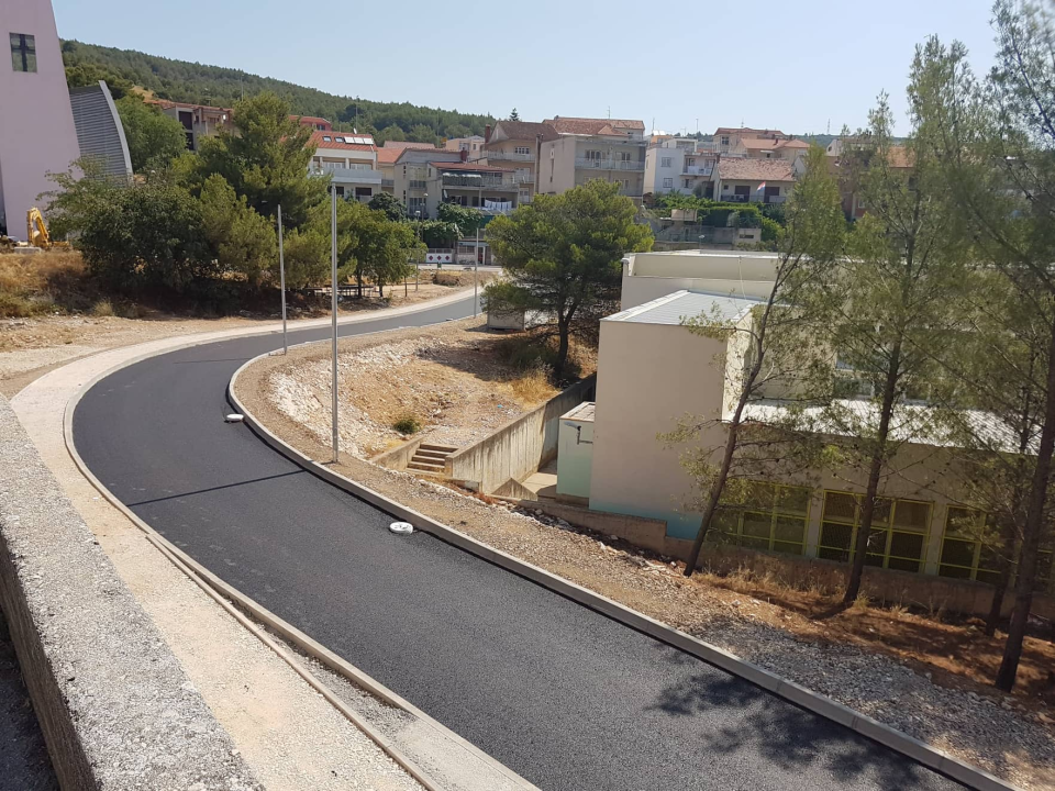 Do kraja kolovoza bivši Njegošev trg više neće biti slijepa ulica: Postavljen prvi sloj asfalta 