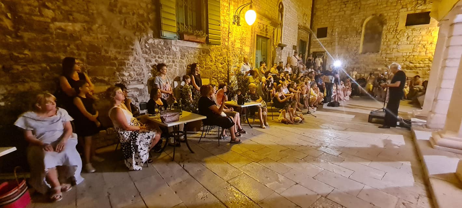 Na skalinama kod Muzeja slušao se Arsen: Gradski komorni orkestar svirao mu je za rođendan