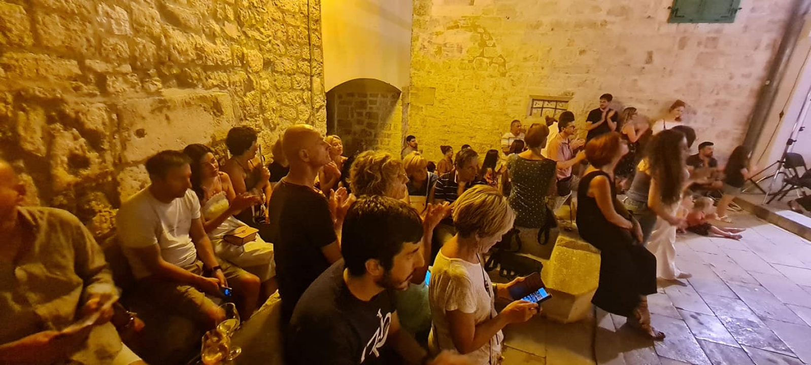 Na skalinama kod Muzeja slušao se Arsen: Gradski komorni orkestar svirao mu je za rođendan