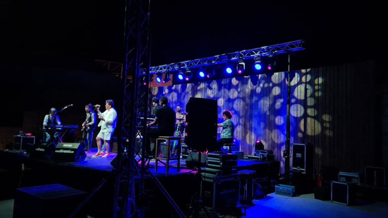 Crvena jabuka nizala hitove pred oduševljenom šibenskom publikom