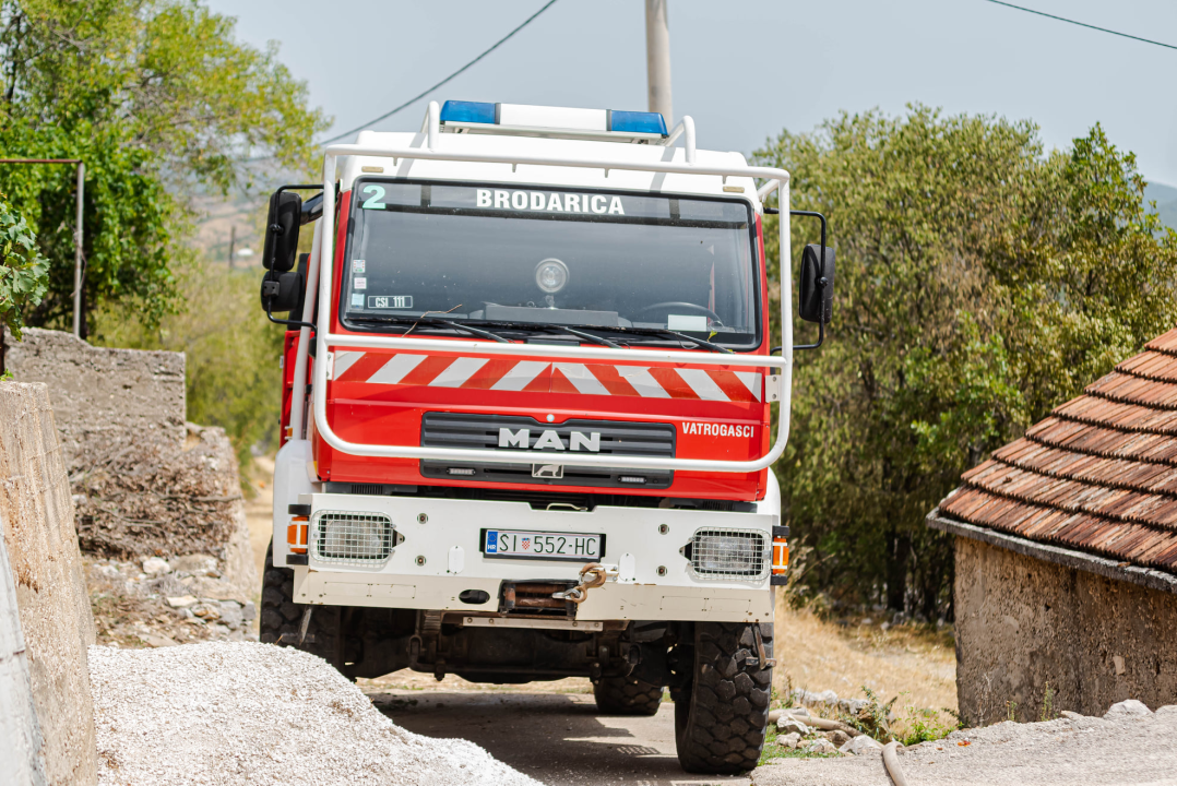 Nakon cijelog dana lokalizirani požari kod Perkovića: Gorjelo na 107 hektara terena