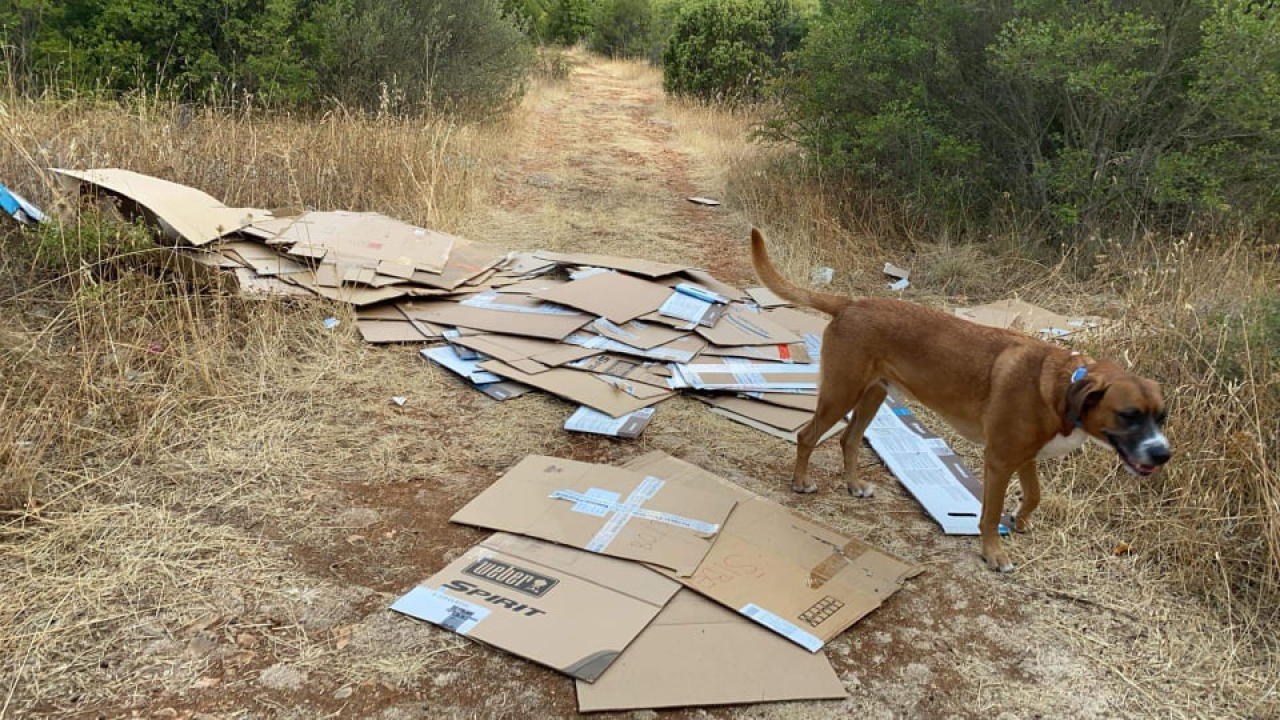 Žena pobacala kartone na Jamnjaku: Zaboravila skinuti naljepnicu s imenom