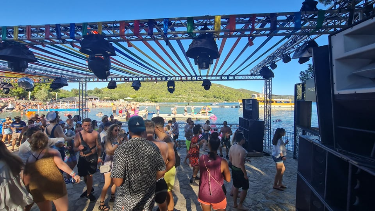 Englezi nahrupili na ples u Tisno: U Gardenu puno toga izgleda kao prava, normalna sezona