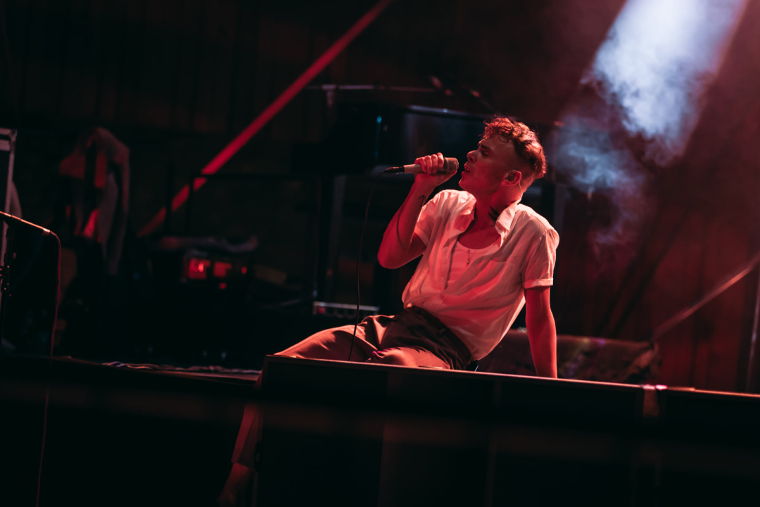 Asaf Avidan u Šibeniku: Bol, patnja, ljubav, unikatan talent i kiselost pokvarenog piva  