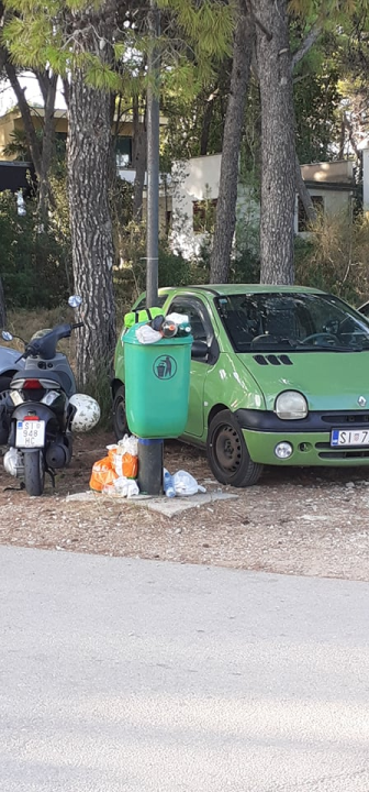 Foto razglednica 'omiljenog' šibenskog kupališta: Smeća je posvuda, a jugo raznosi smrad