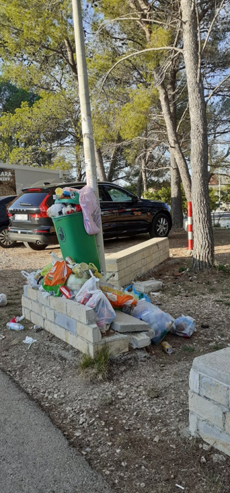 Foto razglednica 'omiljenog' šibenskog kupališta: Smeća je posvuda, a jugo raznosi smrad