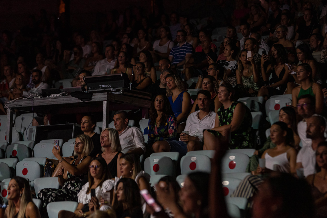 Sergej Ćetković emotivnim pjesmama raspjevao šibensku publiku