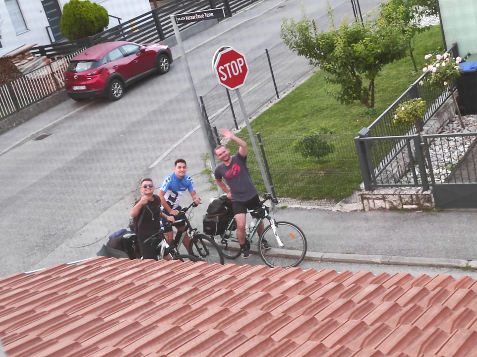 Godišnji odmor na biciklima: Mato, Tin i Luka pedalirali od Zagreba do Dubravica, sutra su u Tribunju   