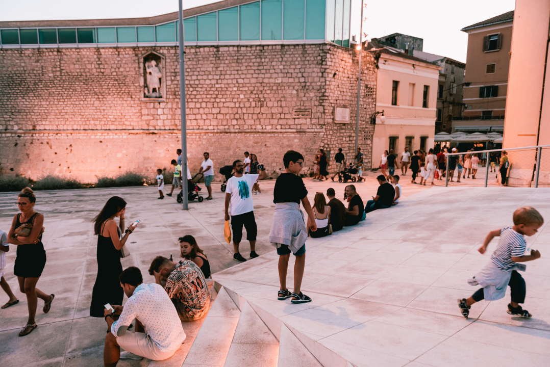 Grad je pun ljudi: Uz buru lakše se diše pa turisti, osim u čarobnom zalasku, uživaju u prešetavanju rivom!