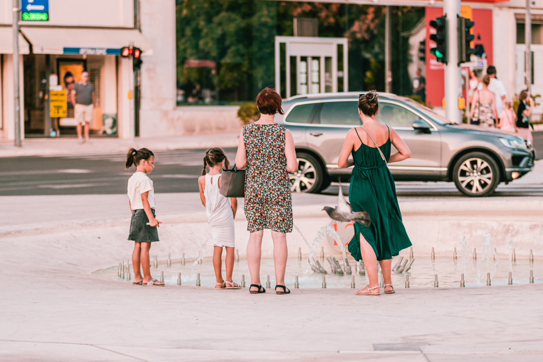 Grad je pun ljudi: Uz buru lakše se diše pa turisti, osim u čarobnom zalasku, uživaju u prešetavanju rivom!