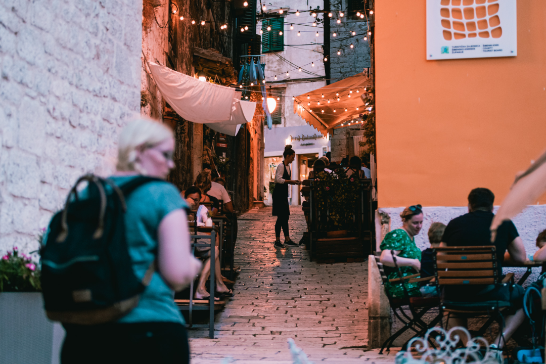 Grad je pun ljudi: Uz buru lakše se diše pa turisti, osim u čarobnom zalasku, uživaju u prešetavanju rivom!