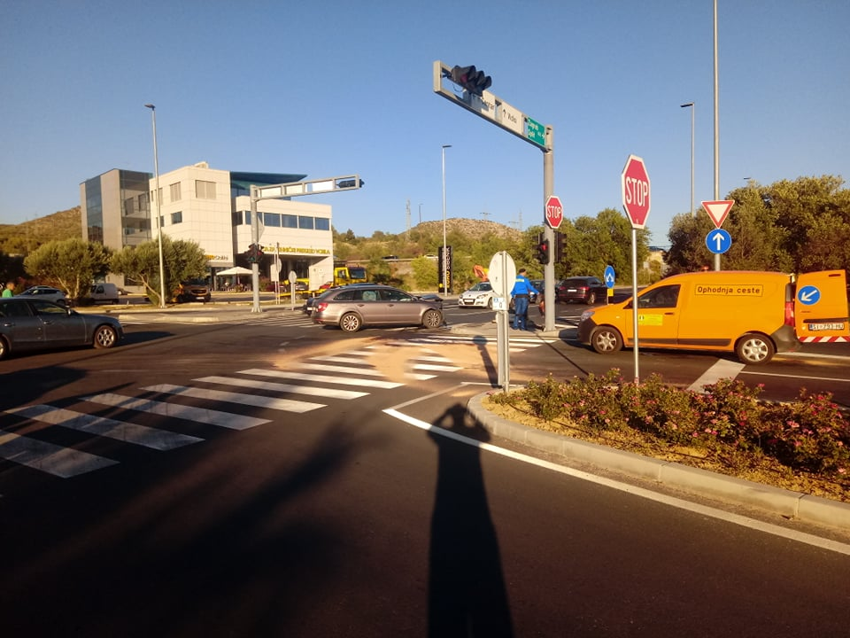 Sudar tri vozila na raskrižju kod Petrola, dvije osobe ozlijeđene