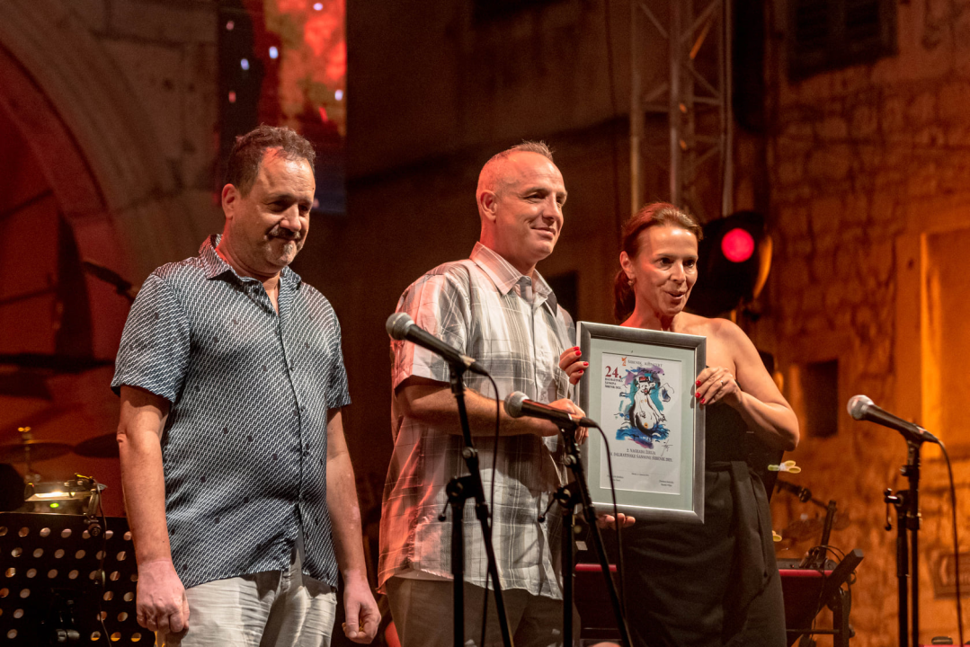 Odijela, ležerne košulje, otkačene kombinacije, svečane haljine: Pogledajte što se nosilo na pozornici 24. Šansone