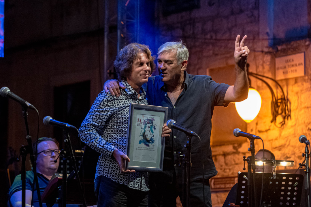 Odijela, ležerne košulje, otkačene kombinacije, svečane haljine: Pogledajte što se nosilo na pozornici 24. Šansone