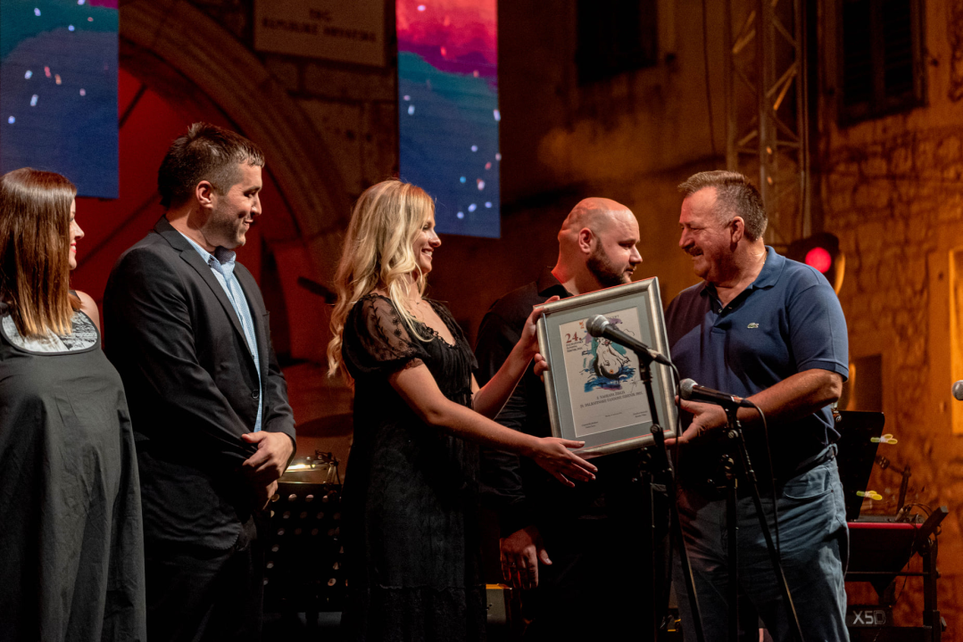 Odijela, ležerne košulje, otkačene kombinacije, svečane haljine: Pogledajte što se nosilo na pozornici 24. Šansone