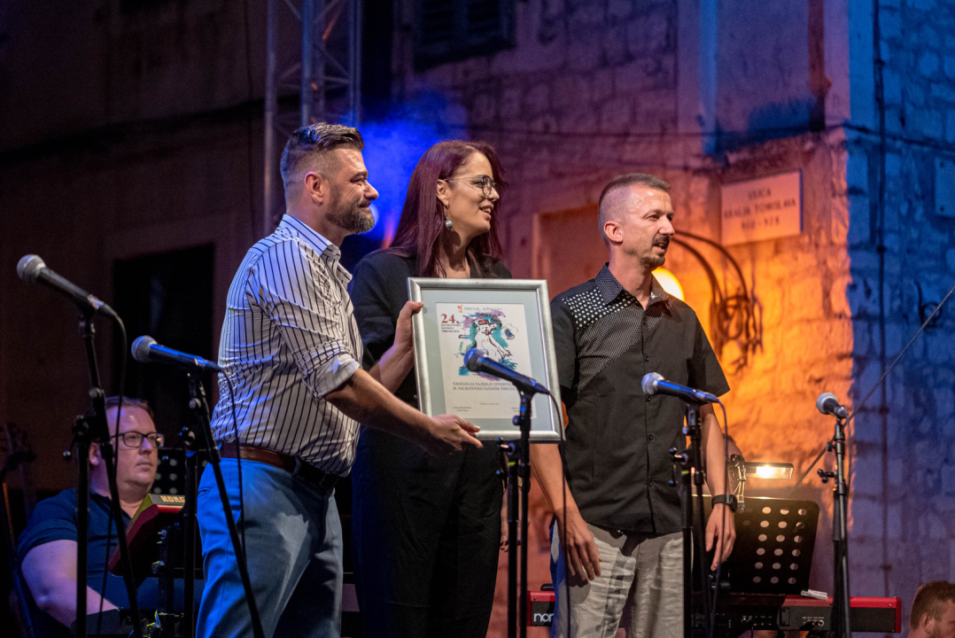 Odijela, ležerne košulje, otkačene kombinacije, svečane haljine: Pogledajte što se nosilo na pozornici 24. Šansone