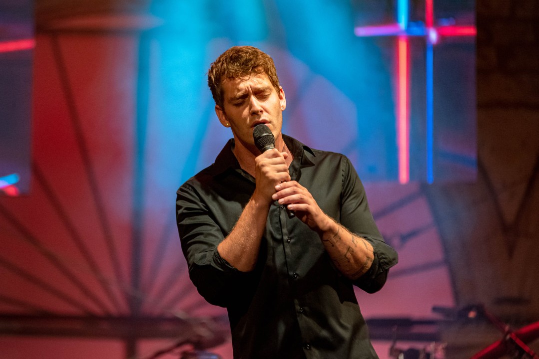 Odijela, ležerne košulje, otkačene kombinacije, svečane haljine: Pogledajte što se nosilo na pozornici 24. Šansone