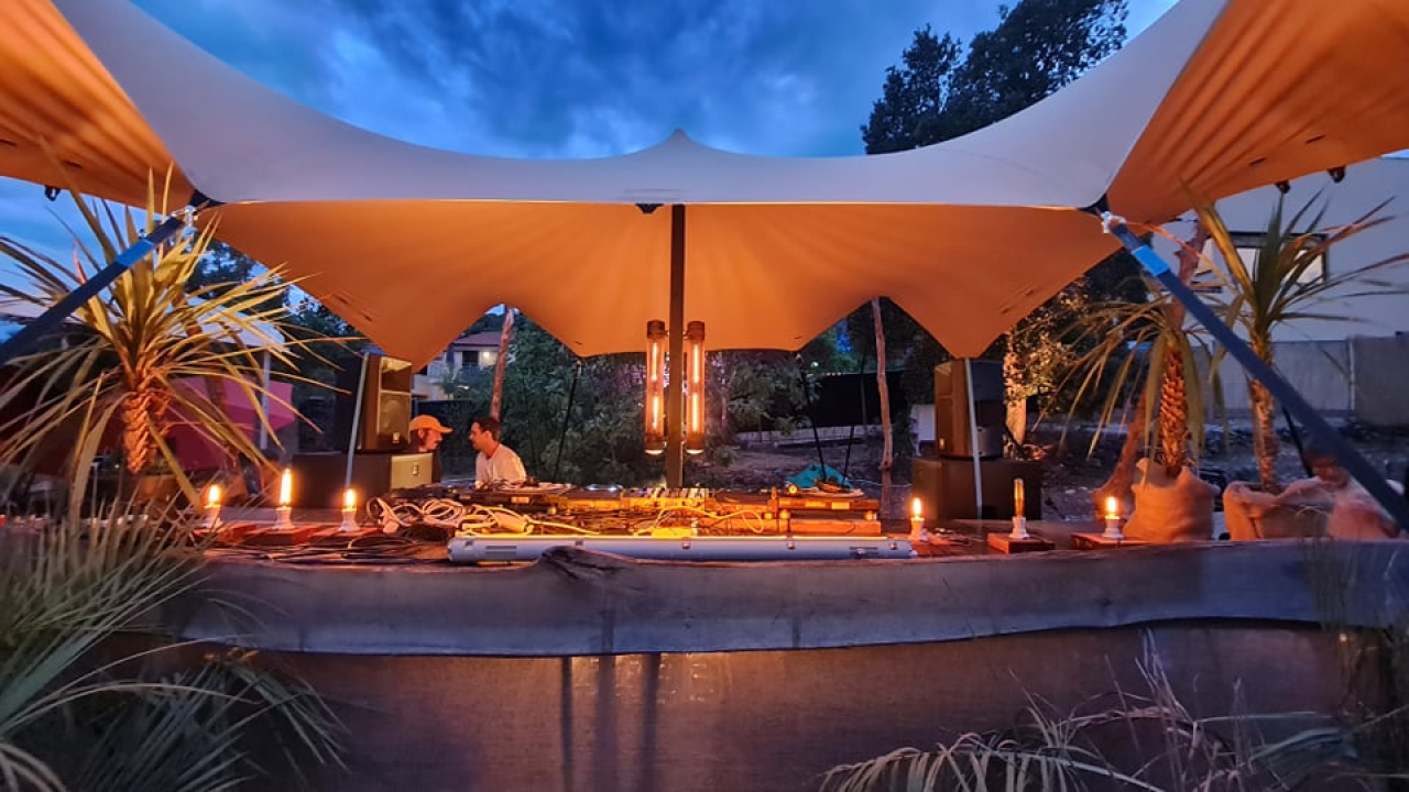 Ljeto je malo popustilo, ali u Tisnom se i dalje pleše: 'Engleza na Gardenu ima ko Rusa'