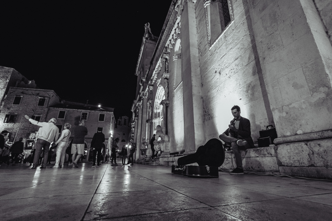 Šibenik zasjao svjetlosnim instalacijama i vatrometom: Na rivi prikazani i filmski kadrovi grada iz 1904. godine