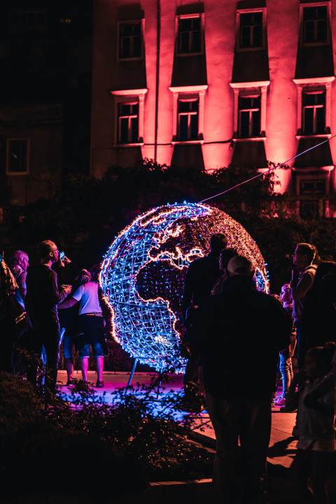 Šibenik zasjao svjetlosnim instalacijama i vatrometom: Na rivi prikazani i filmski kadrovi grada iz 1904. godine