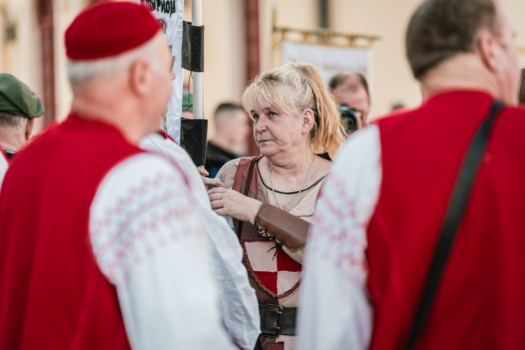 Šibenik se vratio u srednji vijek: Gradska straža i vitezovi kod katedrale ‘upali’ na vjenčanje!